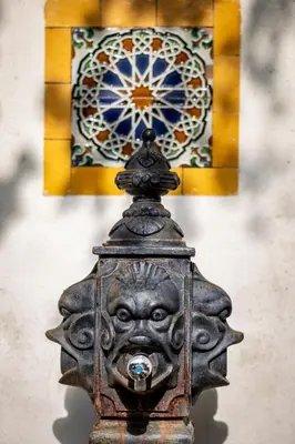 a statue of a face in front of a wall at Paraiso Perdido in Conil de la Frontera