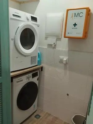 a microwave sitting on a counter next to a washing machine at casa la zarzamora in Jerez de la Frontera