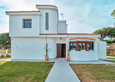 a white house with a driveway at Tío Pa - Tucasaenconil in Roche