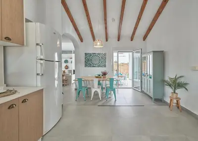 a kitchen and dining room with a table and chairs at Tío Pa - Tucasaenconil in Roche