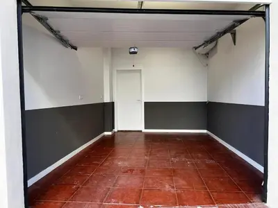 an empty room with black and white walls and a red tile floor at Casa Moderna con Garaje en Rota, cerca de Playa in Rota