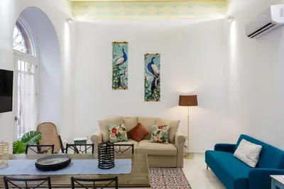 a living room with a couch and a table at Apartamento Miracadiz in Cádiz