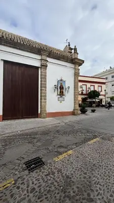 a building with a door with a painting on it at Apartamento Empedrado in Jerez de la Frontera