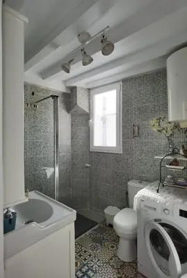 a bathroom with a sink and a washing machine at La casa vertical in Cádiz