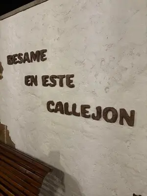 a sign on a wall with the words assume an elite collection at Villa jiguera in Cádiz