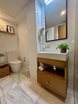 a bathroom with a sink and a toilet and a mirror at GATU Exótica , 
