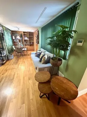 a living room with a couch and a potted plant at GATU Exótica , 