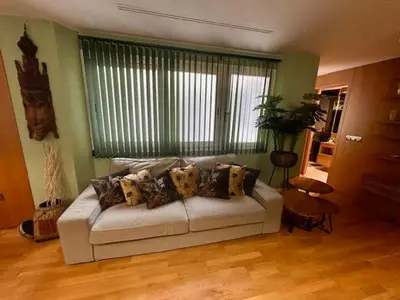 a living room with a white couch with pillows at GATU Exótica , 