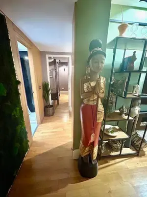 a statue of a woman standing in a room at GATU Exótica , 