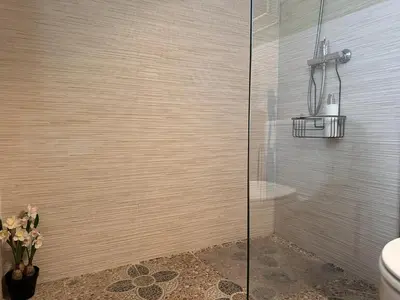 a shower with a glass door and a vase of flowers at Apartamento Santa Clara - Ole Solutions in Jerez de la Frontera