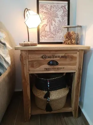 a bedside table with a lamp and a basket at Patio & Sherry Apartamento in Jerez de la Frontera