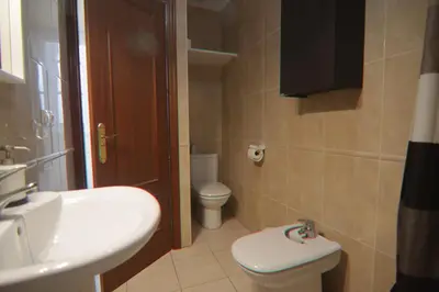 a white room with a blue plate on the wall at Apartamento Ficus junto a la playa Cádiz in Cádiz