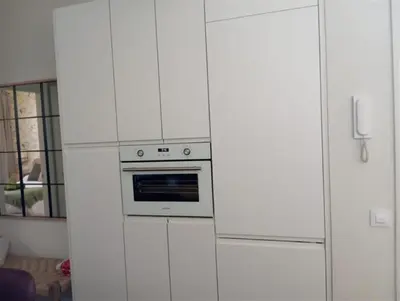 a kitchen with white cabinets and an oven at AGR Apartamento Villapanés in Jerez de la Frontera