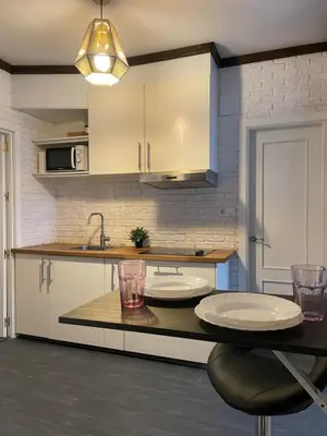 a kitchen with two white plates on a table at Apartamento Plaza del Cabildo - Sanlúcar Centro in Sanlúcar de Barrameda