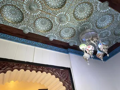 a room with a ceiling with a chandelier at Apartamento Plaza del Cabildo - Sanlúcar Centro in Sanlúcar de Barrameda
