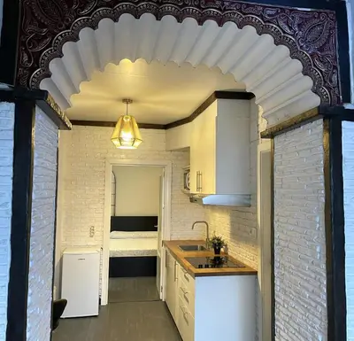 a kitchen with an archway leading into a room at Apartamento Plaza del Cabildo - Sanlúcar Centro in Sanlúcar de Barrameda