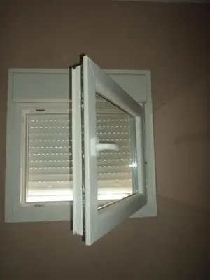 a window with a blinds on it in a bathroom at Apartamento Centro Jerez Carbón in Jerez de la Frontera
