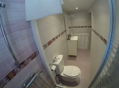 a small bathroom with a toilet and a shower at A 5 min de la playa Victoria y del Htal Pta Mar in Cádiz