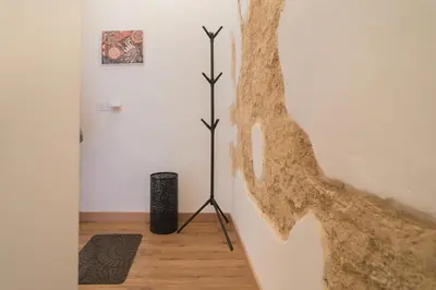 a room with two poles in the corner of a wall at El Rincón de Pepa y Juan in Jerez de la Frontera