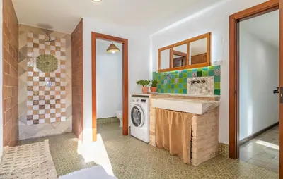 a laundry room with a washer and dryer at Beautiful Home In Conil De La Frontera in Conil de la Frontera