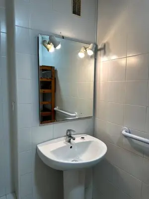 a white bathroom with a sink and a mirror at Paraíso Frente al Mar en Cádiz in Cádiz