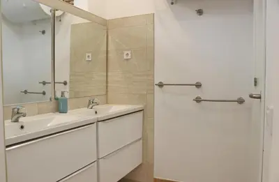a bathroom with a sink and a mirror at Apartamento Dúplex Bahia Sur in San Fernando