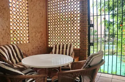 a table and chairs in a room with a window at Apartamento Dúplex Bahia Sur in San Fernando