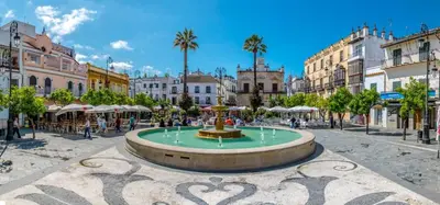 a city square with a fountain in the middle at Apartamento Brisa Salada Center in Sanlúcar de Barrameda
