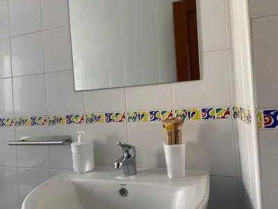 a bathroom sink with a mirror and a sink at Apartamento Brisa Salada Center in Sanlúcar de Barrameda