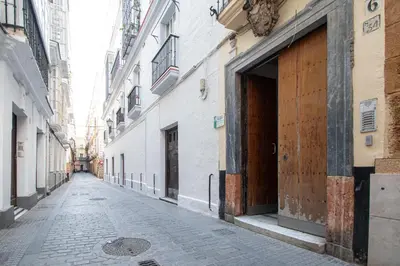 an empty street in an alley between buildings at Estudio Las Lavanderas de Cádiz in Cádiz