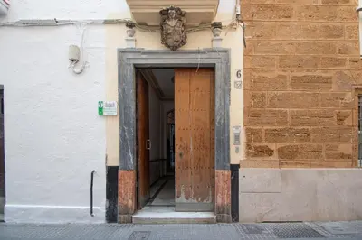 a doorway to a building with a wooden door at Estudio Las Lavanderas de Cádiz in Cádiz