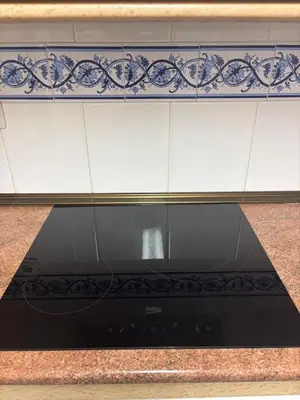 a black and white stove top oven in a kitchen at Apartamento Clavel in Chipiona