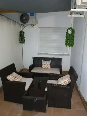 a small living room with two chairs and a couch at Apartamento Al Sur del Sur in Sanlúcar de Barrameda