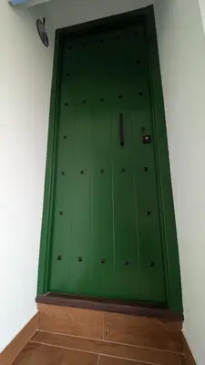 a green room with a green door on a wall at Casa Del Encanto Arcos in Arcos de la Frontera