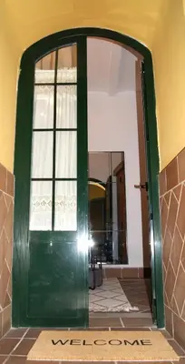 a green door with a mirror in a room at Rincón Centro exclusive in Jerez de la Frontera