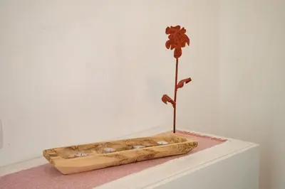 a flower in a wooden box on a table at Piso Barrameda in Sanlúcar de Barrameda