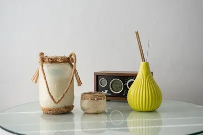 a glass table with a vase and an old radio at Piso Barrameda in Sanlúcar de Barrameda