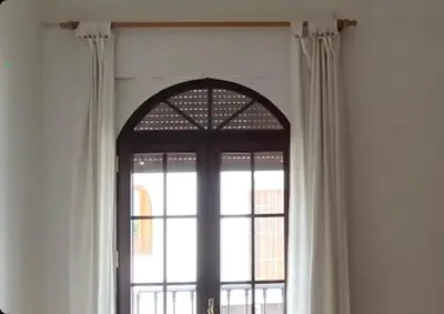 a hallway with a door in a house at Espera Apartamentos in Espera