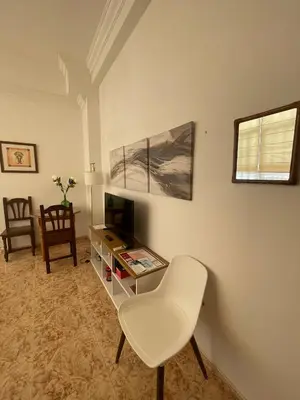 a kitchen with a washing machine and a microwave at Espera Apartamentos in Espera