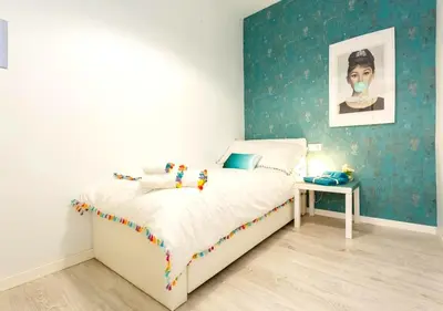 a childs bedroom with a bed and a table at precioso piso en playa caleta in Cádiz