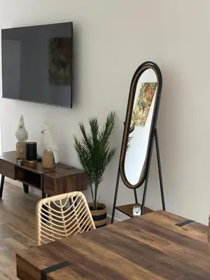 a living room with a mirror and a table at GUACA 2 in Cádiz