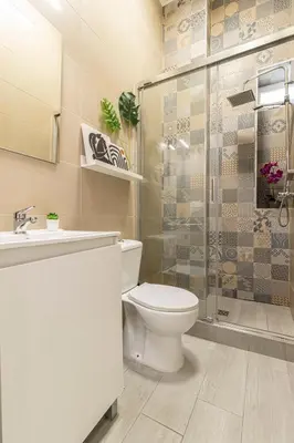 a bathroom with a toilet sink and a shower at Apartamento Santa Clara 1 in Jerez de la Frontera