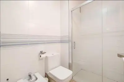 a bathroom with a shower and a toilet and a sink at Piso Cádiz Playa Victoria in Cádiz