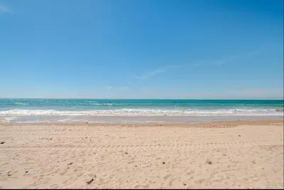 a sandy beach with the ocean in the background at Piso Cádiz Playa Victoria in Cádiz