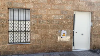 a brick wall with a door and a sign on it at Cádiz, ciudad y playa in Cádiz
