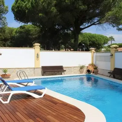Villa con piscina junto a la playa