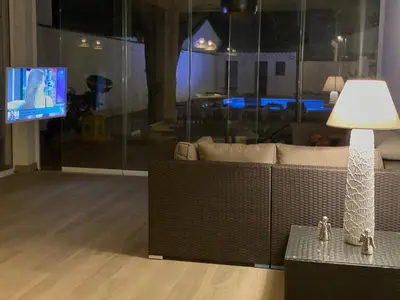 a living room with a couch and a television at Rincón del mar in Novo Sancti Petri