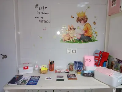 a desk in a room with a writing on the wall at Como en casa in Jerez de la Frontera