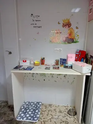a desk in a room with a wall with writing on it at Como en casa in Jerez de la Frontera
