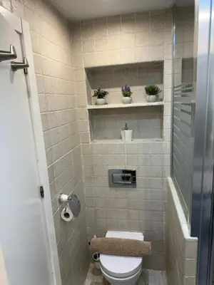 a small bathroom with a toilet and some plants at Casa Palacio en Casco Antiguo in El Puerto de Santa María